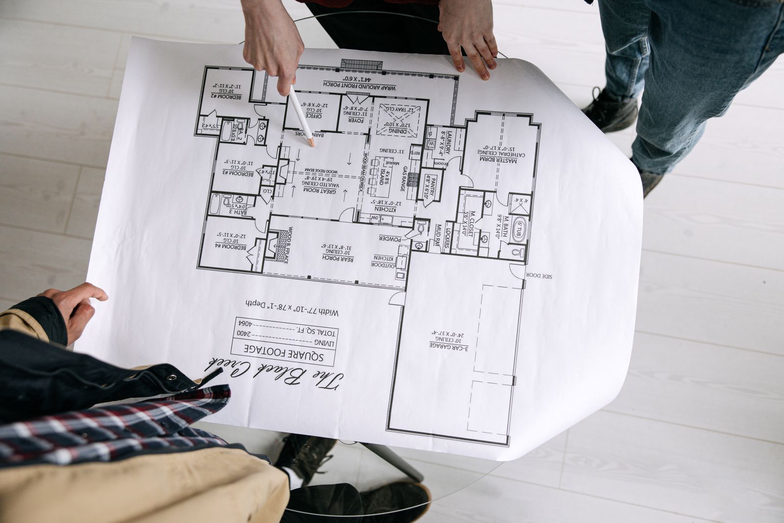 Plan de bâtiment étudié sur une table
