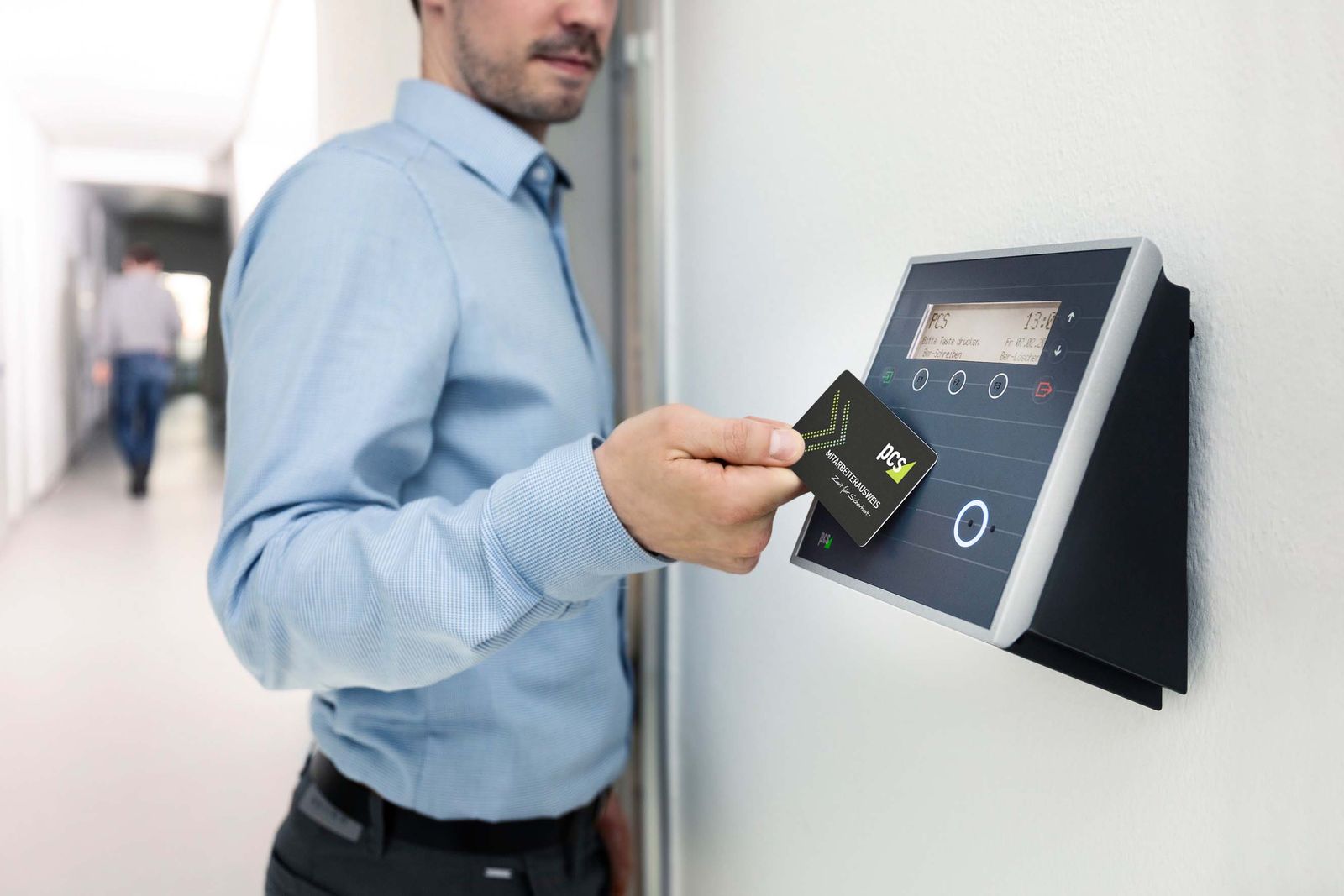 Présentation d’un badge sur un lecteur de contrôle d’accès