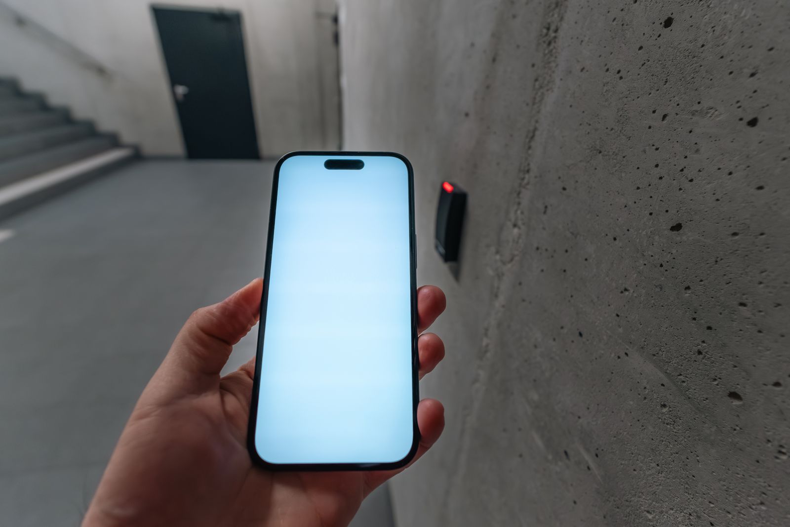 Smartphone présenté devant un lecteur de contrôle d’accès
