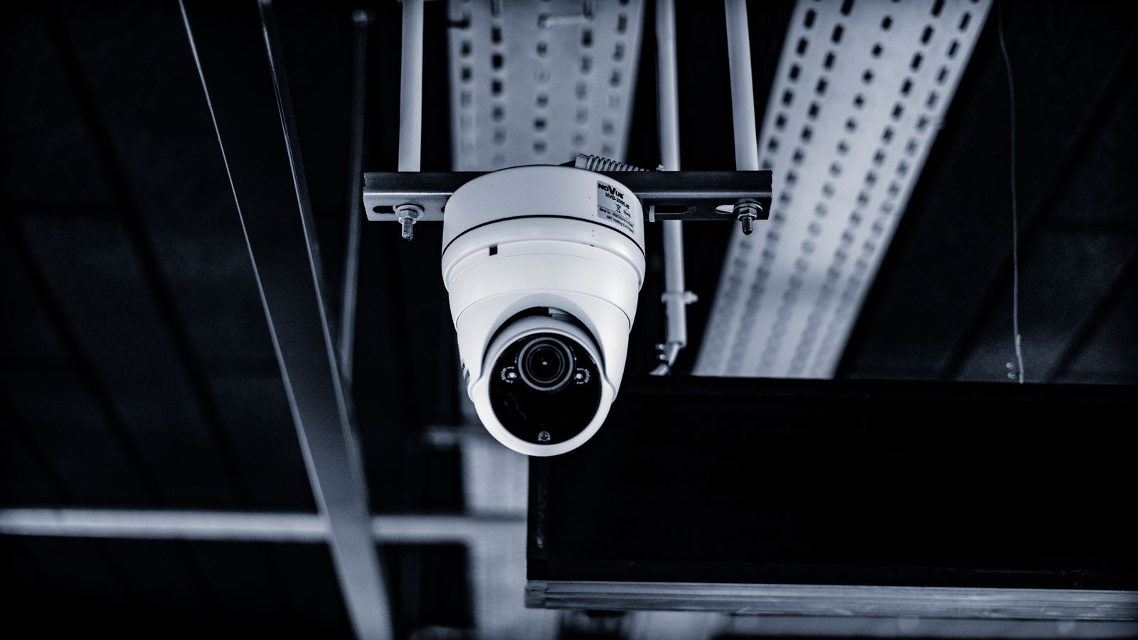 Caméra dôme de vidéosurveillance fixée au plafond